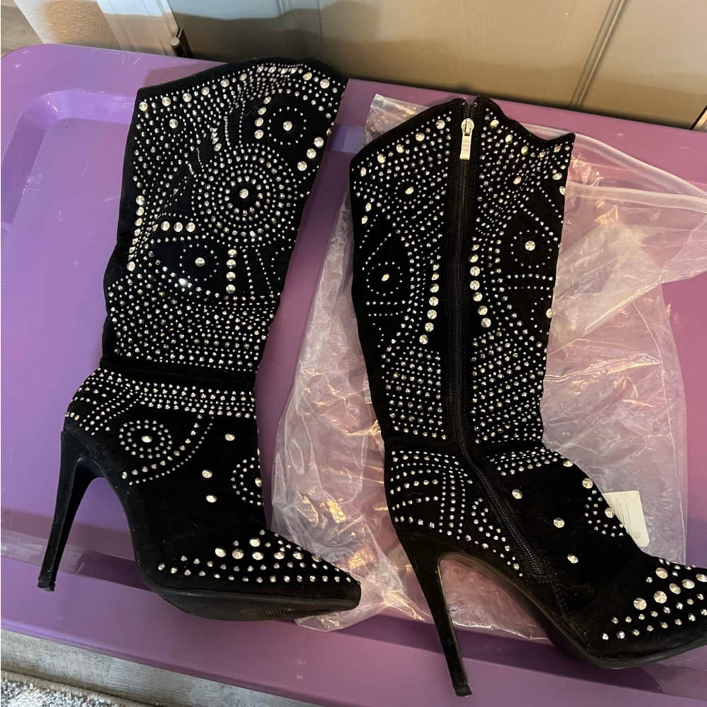SUPER CUTE Black suede and silver stud boots